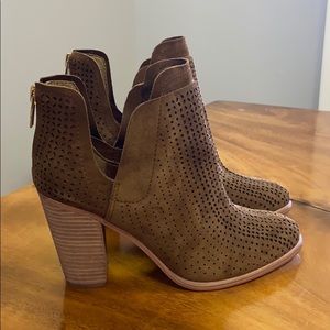 Vince Camuto bootie /caramel/never worn 6 1/2